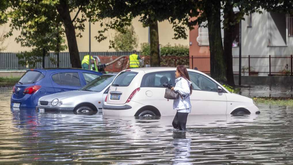 Pomoc vodičom uviaznutým v povodni sa mu stala osudnou. V Talianskej Apúlii sa utopil hasič