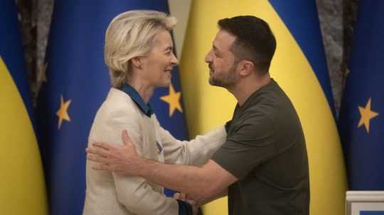 Ukrajinský prezident Volodymyr Zelenskyj a predsedníčka Európskej komisie Ursula von der Leyenová.