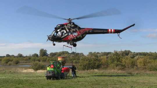 V Bratislave bojujú s komármi aj s pomocou helikoptéry,