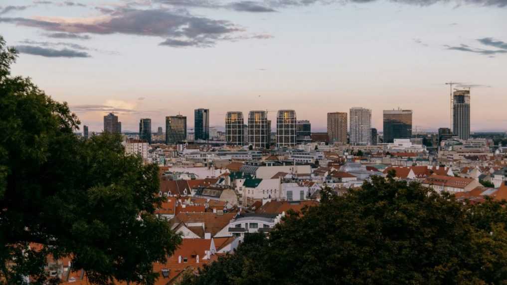 Spomedzi metropol V4 má najvyššiu životnú úroveň Praha. Na chvoste sa ocitla Bratislava