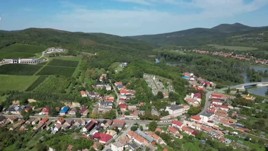 Chľaba ostáva odrezaná od sveta, aby pred povodňou ochránila susednú obec