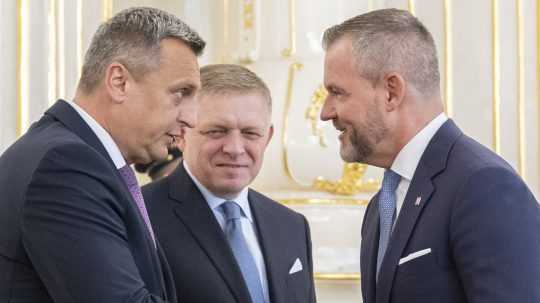 Prezident SR Peter Pellegrini, predseda vlády Robert Fico (Smer-SD), podpredseda parlamentu Andrej Danko (SNS).