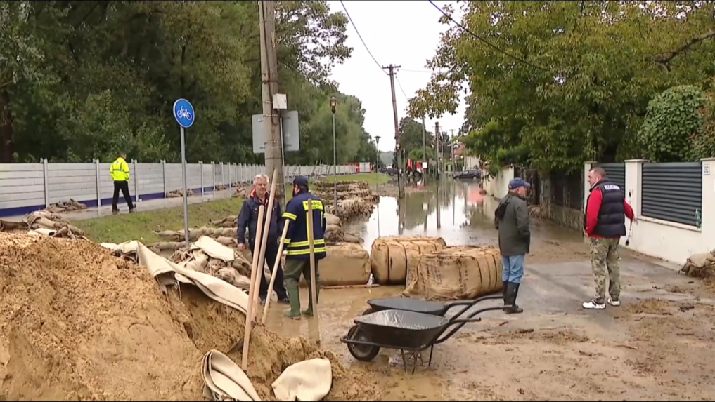 Devín je stále odrezaný od sveta: Domáci sa nedostanú domov inak ako vojenským transportérom