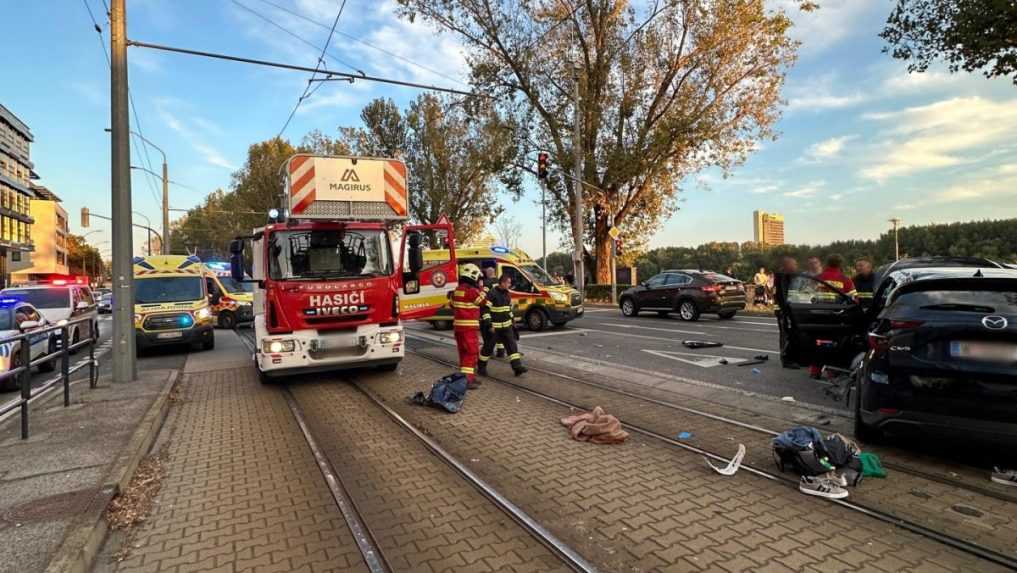 V Bratislave sa zrazilo auto s električkou, nehoda si vyžiadala päť zranených