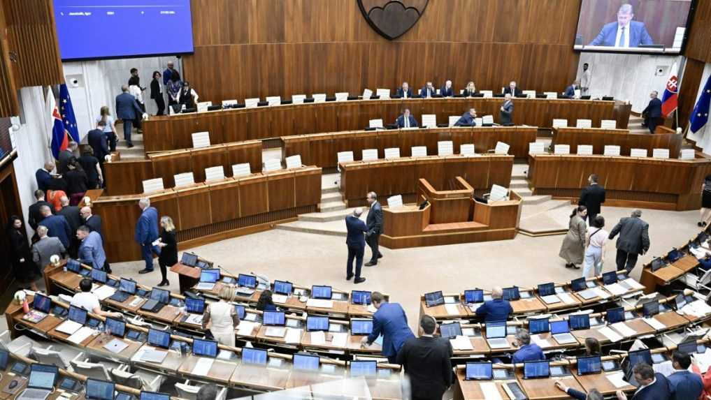 O konsolidačných opatreniach začnú poslanci rokovať vo štvrtok ráno. Poslanci návrh zaradili na aktuálnu schôdzu