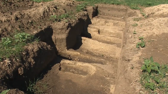 Na snímke archeologička pri prácach v Želiezovciach.