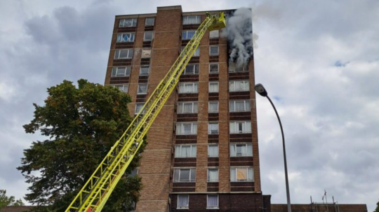 Požiar výškovej obytnej budovy vo štvrti Catford.