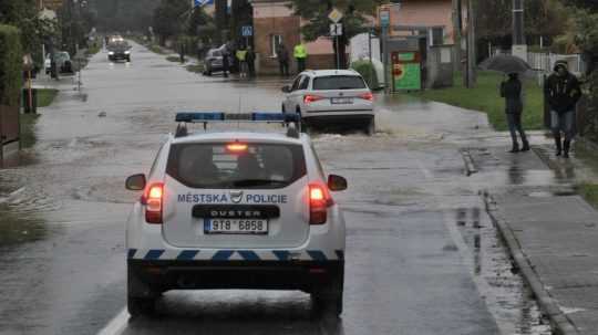 Česko zasiahli silné dažde. Na snímke čiastočne zaplavená ulica.