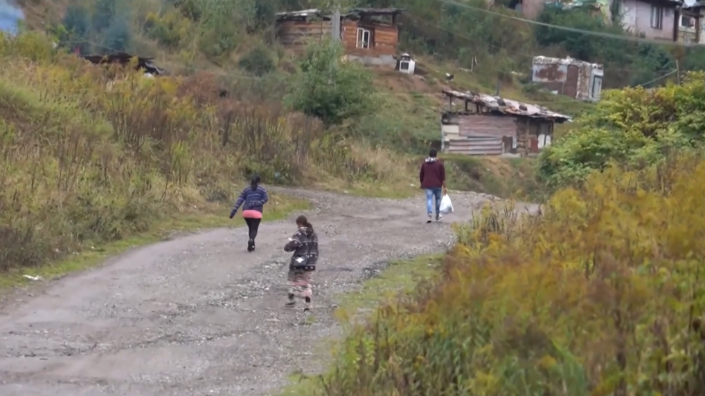 Deti z osady na Spiši opäť vyčíňajú: Hasičovi hodili do hlavy kameň pri hasení požiaru