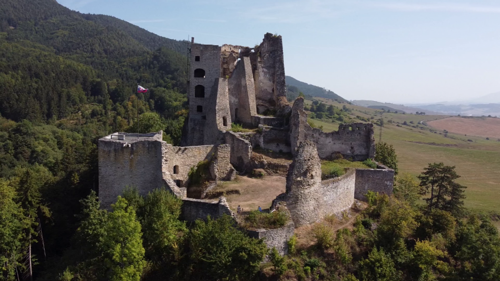 Hrozí, že celý hrad spadne: Najväčšiu zrúcaninu na Liptove čaká rozsiahla rekonštrukcia