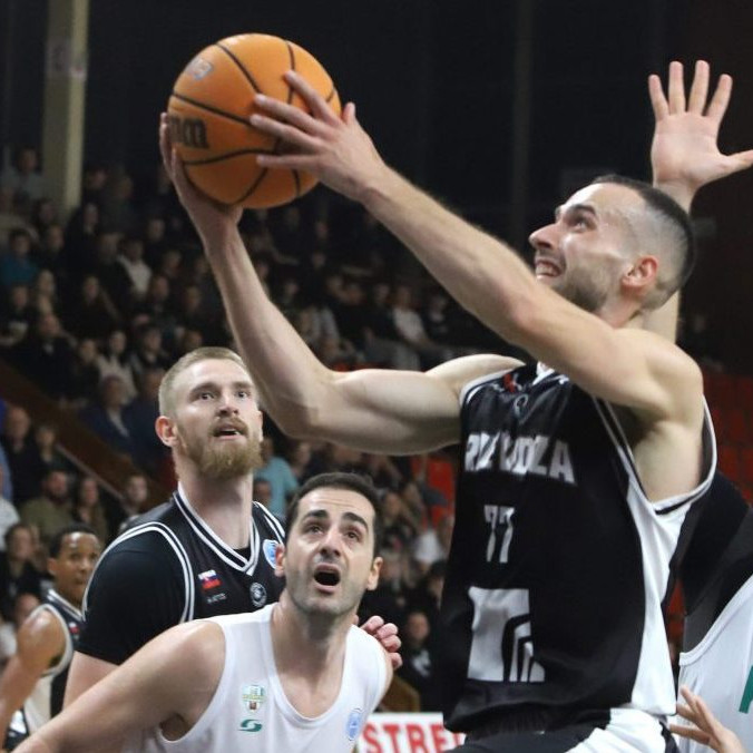 VIDEO: Nevídaná basketbalová fraška. Súper Prievidze opakovane sabotoval svoje vlastné šance na víťazstvo