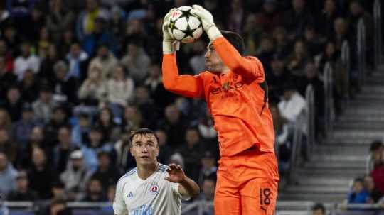 Na snímke zľava Dávid Strelec (Slovan) a brankár Stefan Ortega Moreno (Manchester).