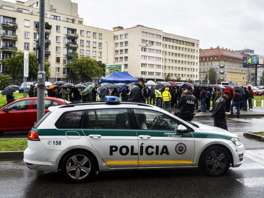 Nespokojní policajti opäť protestovali pred rezortom vnútra, žiadajú lepšie pracovné podmienky