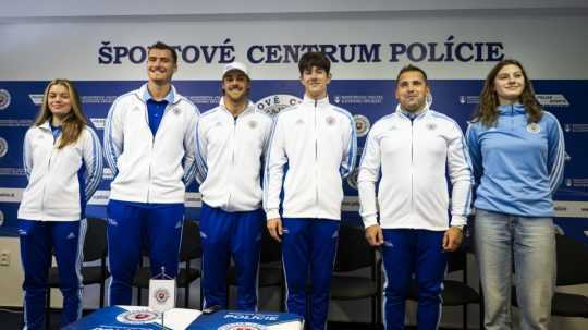 Slovenskí olympionici, zľava Katarína Pitoňáková, Samuel Sákal, Samuel Jaroš, Adam Hagara, Jozef Ninis a Tamara Tokárová.