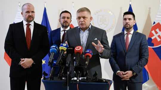 Na snímke zľava predseda SPPK Andrej Gajdoš, prvý podpredseda SPPK Emil Macho, predseda vlády SR Robert Fico a minister pôdohospodárstva a rozvoja vidieka SR Richard Takáč počas tlačovej konferencie po rokovaní s predstaviteľmi Slovenskej poľnohospodárskej a potravinárskej komory.