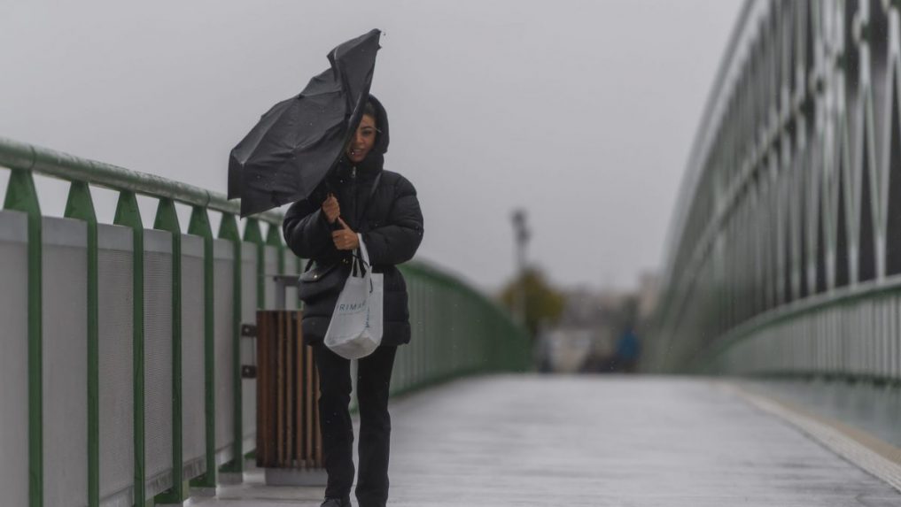 Pre západ Slovenska vydali meteorológovia výstrahy pred vetrom