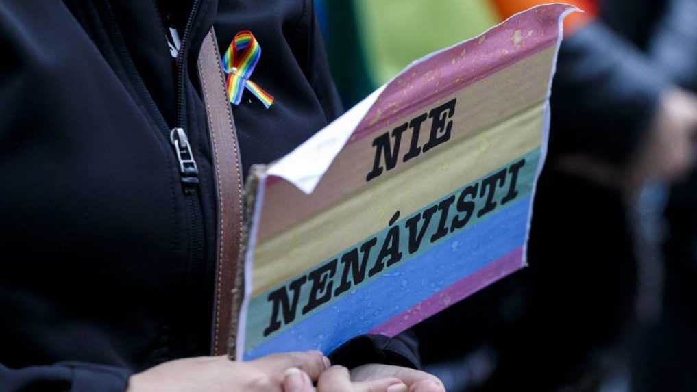 Dva roky od teroristického útoku v Bratislave: Ochrana LGBT+ ľudí naďalej chýba, útoky neutíchajú ani zo strany politikov