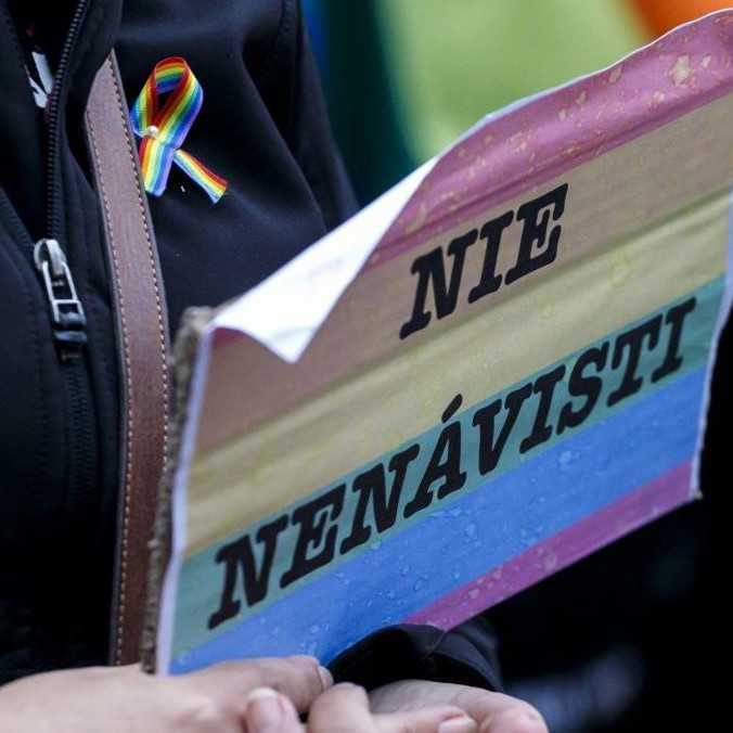 Dva roky od teroristického útoku v Bratislave: Ochrana LGBT+ ľudí naďalej chýba, útoky neutíchajú ani zo strany politikov