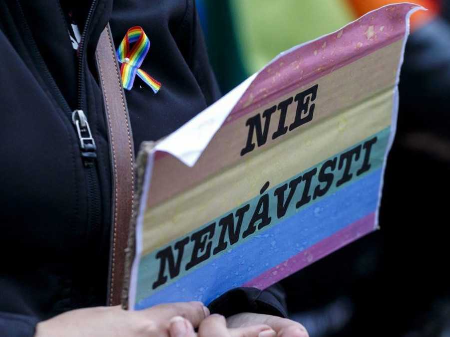 Dva roky od teroristického útoku v Bratislave: Ochrana LGBT+ ľudí naďalej chýba, útoky neutíchajú ani zo strany politikov