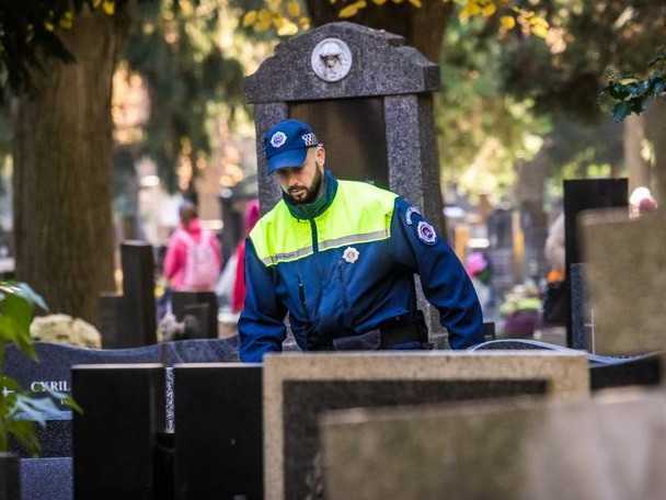 Polícia varuje pred zvýšeným počtom krádeží v období sviatkov.  Odporúča, ako sa ich vyvarovať