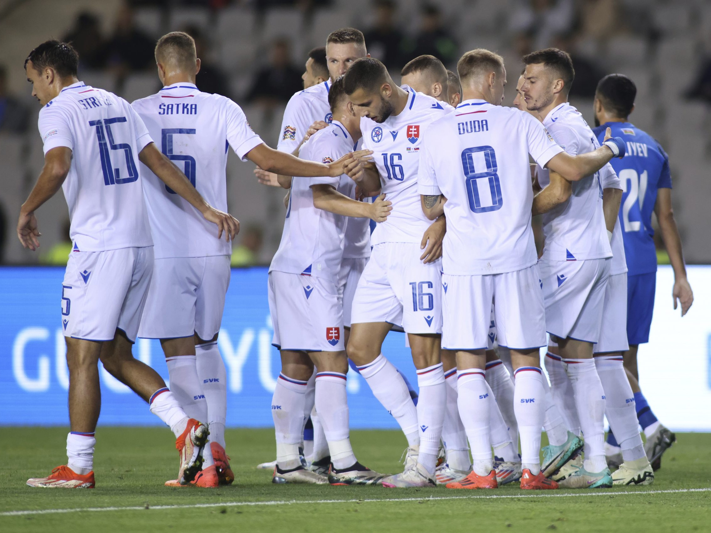 VIDEO: Vlastný gól aj červená karta. Slováci splnili cieľ, zdolali Azerbajdžan a v Lige národov ostávajú bez prehry