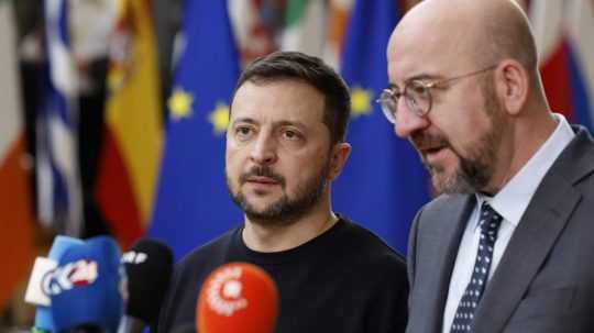 Predseda Európskej rady Charles Michel (vpravo) a ukrajinský prezident Volodymyr Zelenskyj hovoria s novinármi počas ich príchodu na summit EÚ v Bruseli 17. októbra 2024.