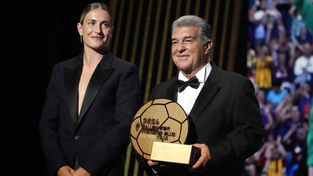 Prezident FC Barcelony Joan Laporta a kapitÃƒÂ¡nka FC Barcelony Alexia PutellaovÃƒÂ¡ si preberajÃƒÂº cenu pre najlepÃ…Â¡ÃƒÂ­ Ã…Â¾enskÃƒÂ½ futbalovÃƒÂ½ tÃƒÂ­m.