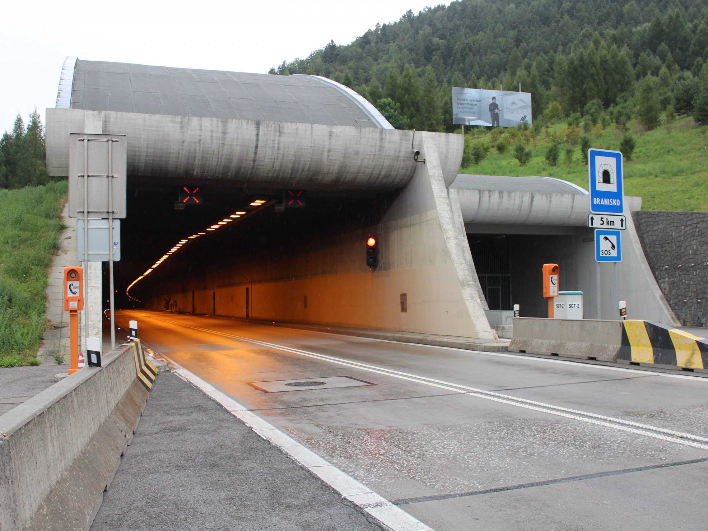 Tunel Branisko museli uzavrieť, zrazili sa v ňom autá