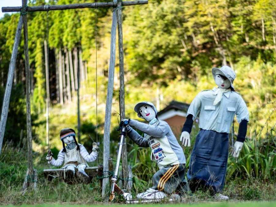 Po mladých ľuďoch zostalo prázdno, nahradili ich figurínami. V japonskej dedine bojujú s nízkou populáciou po svojom