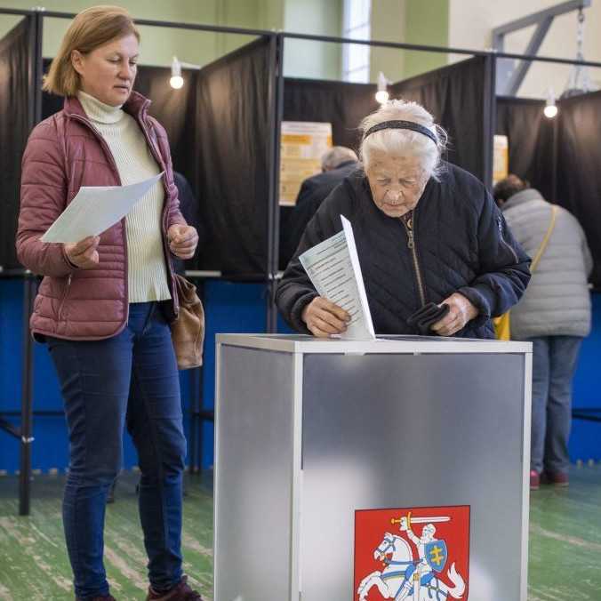 V Litve pokračujú parlamentné voľby: Opozícia po prvom kole vedie, voliči sa obávajú hrozby z Ruska