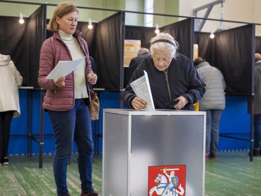 V Litve pokračujú parlamentné voľby: Opozícia po prvom kole vedie, voliči sa obávajú hrozby z Ruska