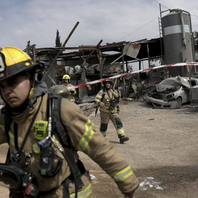 K raketovému útoku na Tel Aviv sa prihlásilo ozbrojené krídlo Hamasu. Pri útoku sa zranili dve ženy