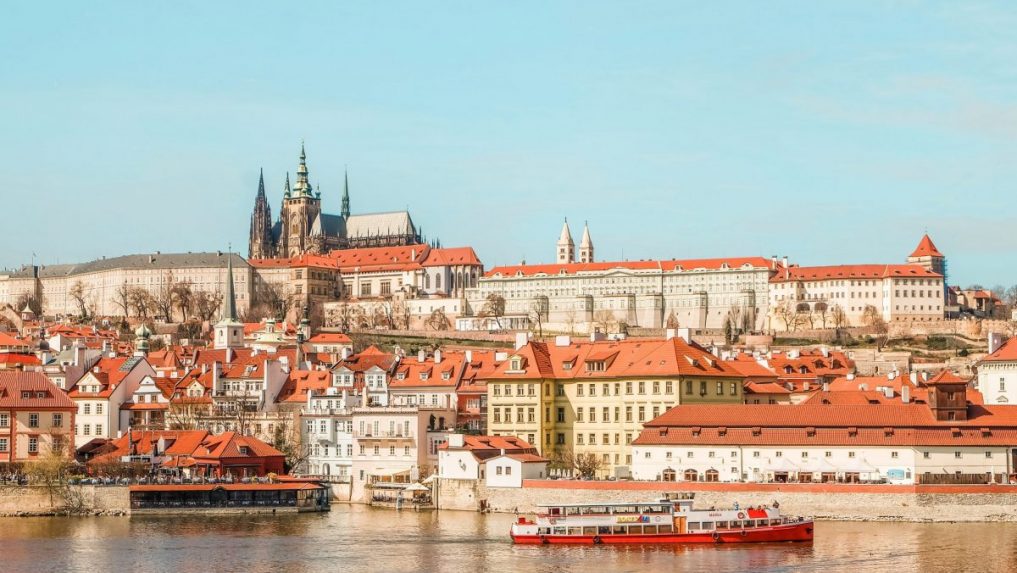 Nočný život v Prahe znepríjemňovali organizované záťahy po podnikoch. Mesto vydalo zákaz