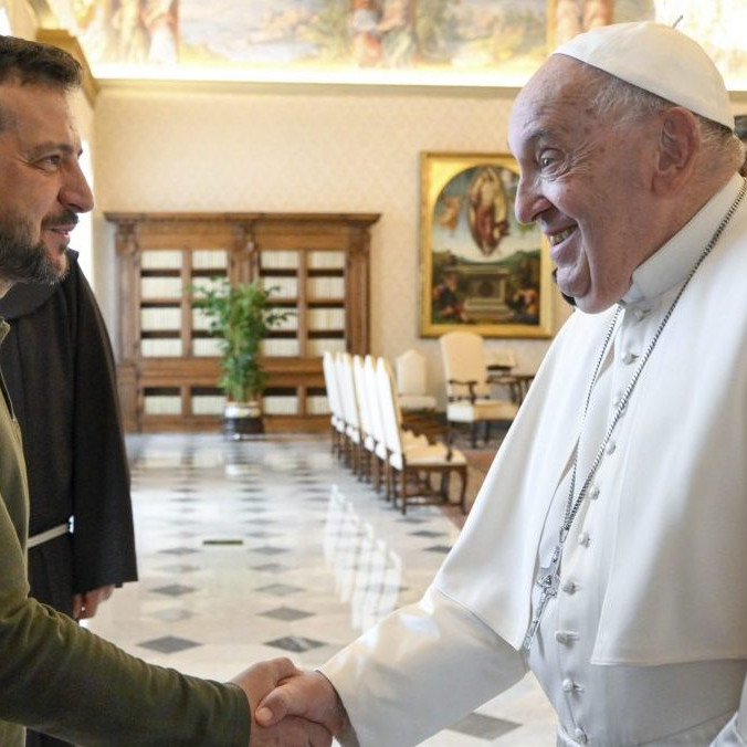 Pápež sa stretol s V. Zelenským. Ten Františkovi daroval obraz s námetom masakry v Buči