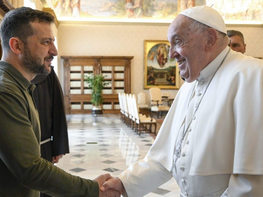 Pápež sa stretol s V. Zelenským. Ten Františkovi daroval obraz s námetom masakry v Buči