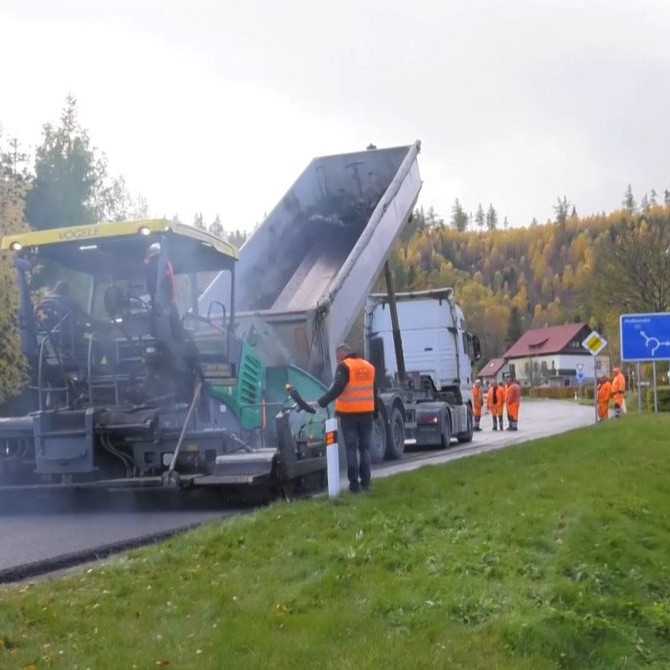 Cesta v Tatranskej Lomnici sa po mesiacoch dočkala nového asfaltu, nejde však o definitívne riešenie