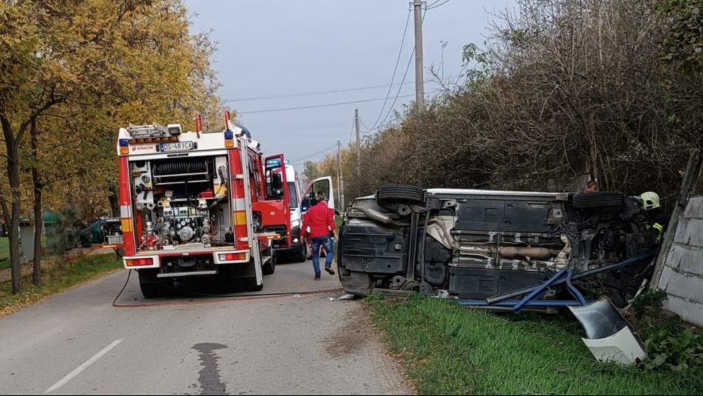 Smrteľná nehoda na rovnej ceste: Vodič (†66) neprežil náraz do betónového oplotenia