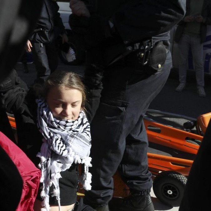 Počas klimatickej demonštrácie v Bruseli zadržali vyše sto protestujúcich. Medzi nimi aj Gretu Thunbergovú