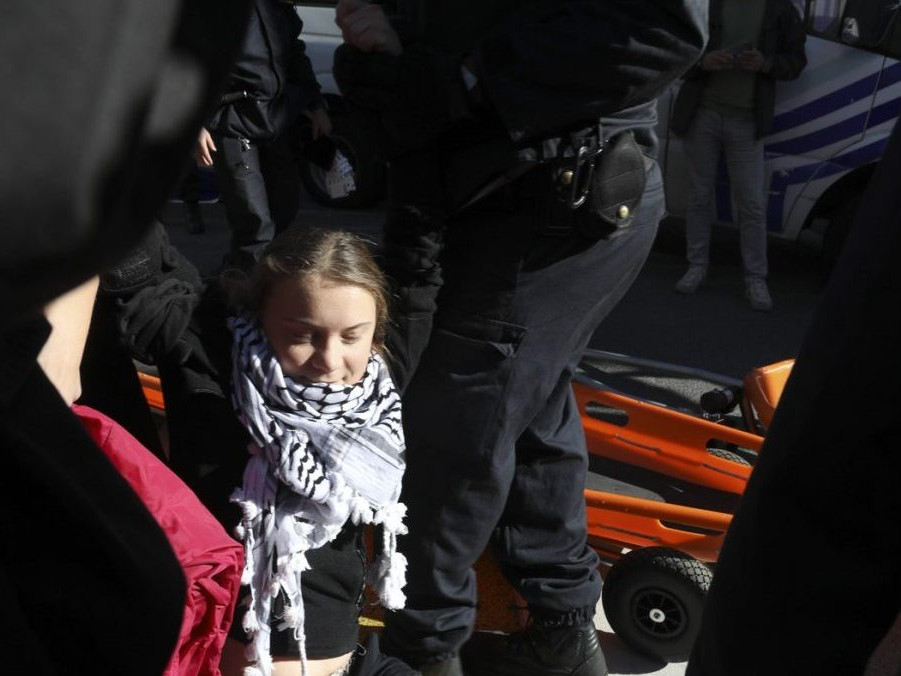 Počas klimatickej demonštrácie v Bruseli zadržali vyše sto protestujúcich. Medzi nimi aj Gretu Thunbergovú