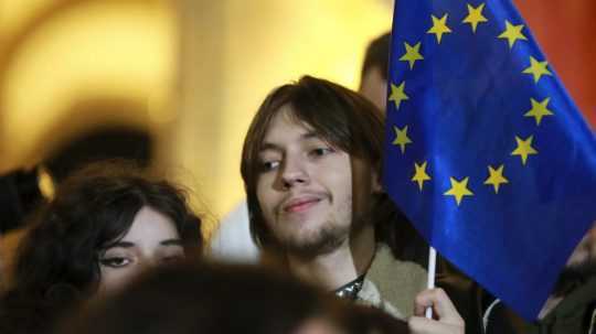 Mladý muž na proteste v Tbilisi máva vlajkou Európskej únie.