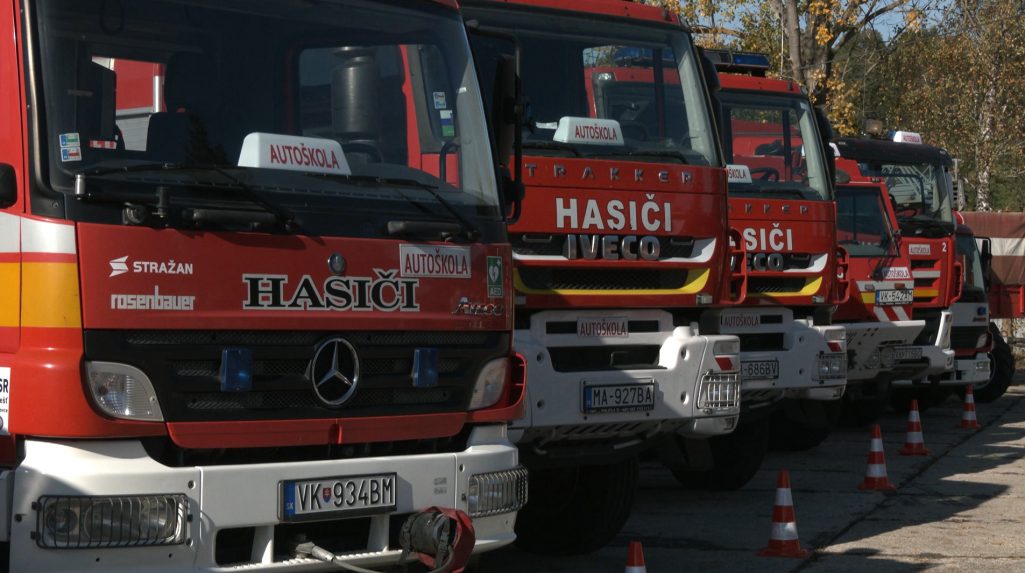 V Lešti otvorili pre hasičov ich vlastnú autoškolu. Dostali aj špeciálne vozidlá do náročného terénu