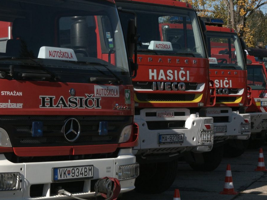 V Lešti otvorili pre hasičov ich vlastnú autoškolu. Dostali aj špeciálne vozidlá do náročného terénu