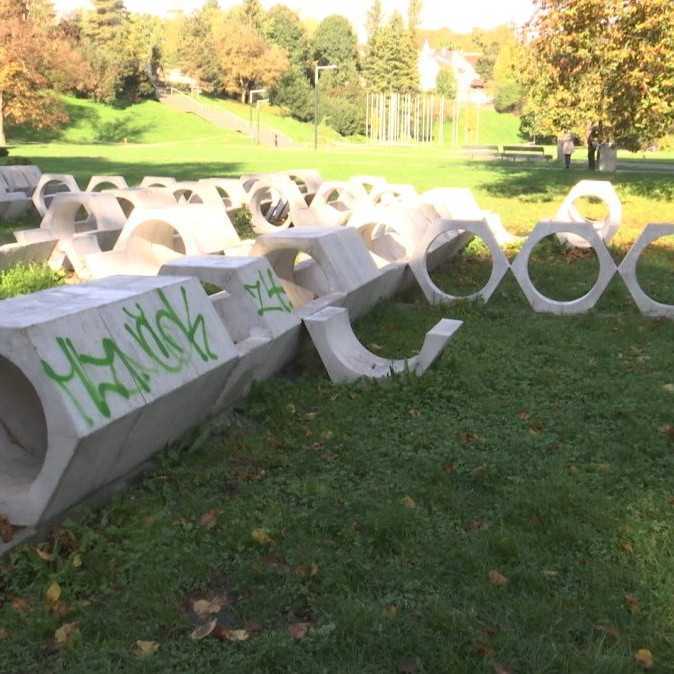 Vandali poškodili ikonický Hexagon v Banskej Bystrici, bol krátko po rekonštrukcii