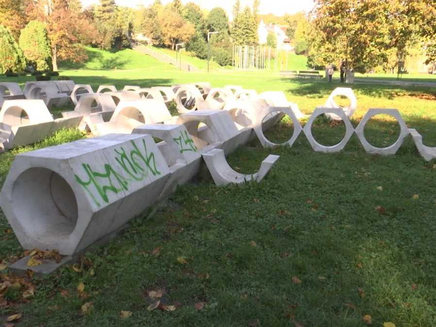 Vandali poškodili ikonický Hexagon v Banskej Bystrici, bol krátko po rekonštrukcii