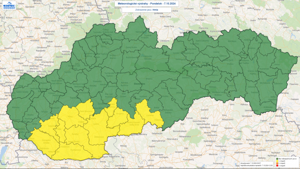 Mapa Slovenska s meteorologickými výstrahami pred hmlou.