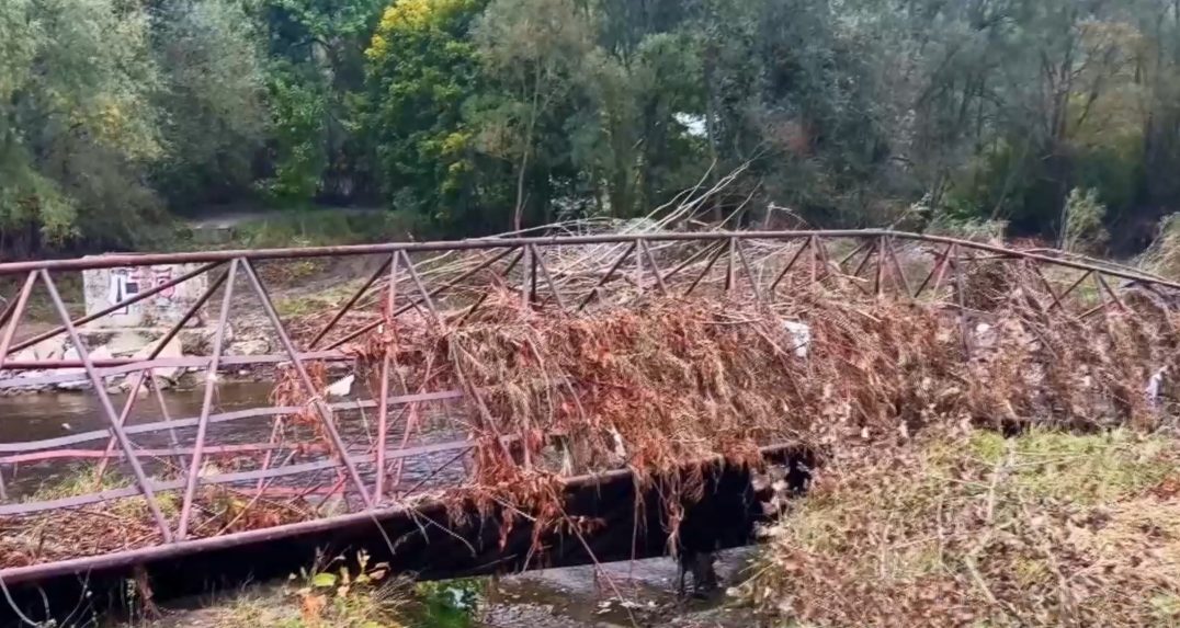 Obyvatelia obce na Kysuciach sú odrezaní od sveta: Zrútil sa tam most a hrozí, že cez zimu sa budú musieť brodiť riekou