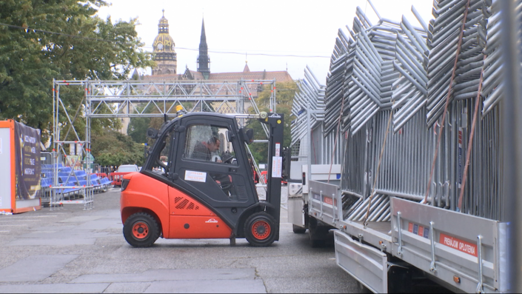 Prípravy na jubilejný stý ročník košického maratónu mieru vrcholia. V meste je výzdoba, ale aj rozkopané cesty