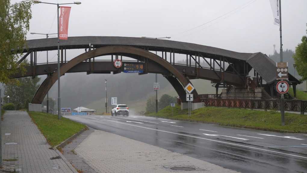 Peší most na Donovaloch museli uzavrieť. Lávka je v havarijnom stave a hrozí jej zrútenie