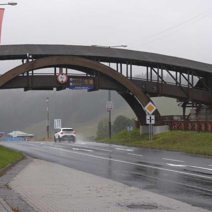 Peší most na Donovaloch museli uzavrieť. Lávka je v havarijnom stave a hrozí jej zrútenie