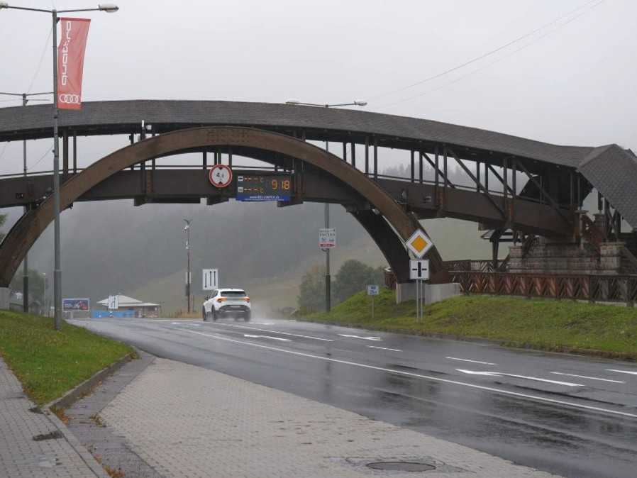 Peší most na Donovaloch museli uzavrieť. Lávka je v havarijnom stave a hrozí jej zrútenie